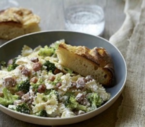 Creamy_Bowties_With_Ham_And_Broccoli